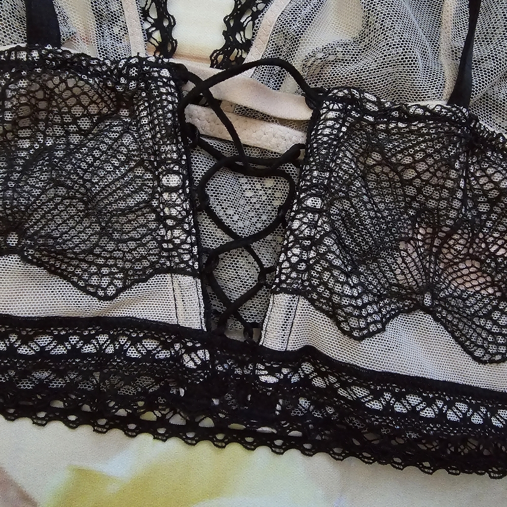 NEW! Victoria's Secret black lace bralette - Picture 4 of 8